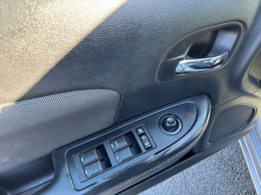 Used 2013 Dodge Avenger SE image 16