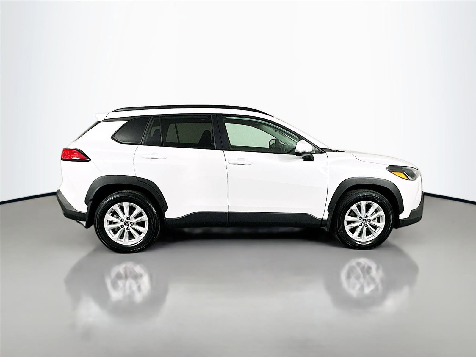 Used 2024 Toyota Corolla Cross LE w/ Moonroof Package AWD/4WD image 17