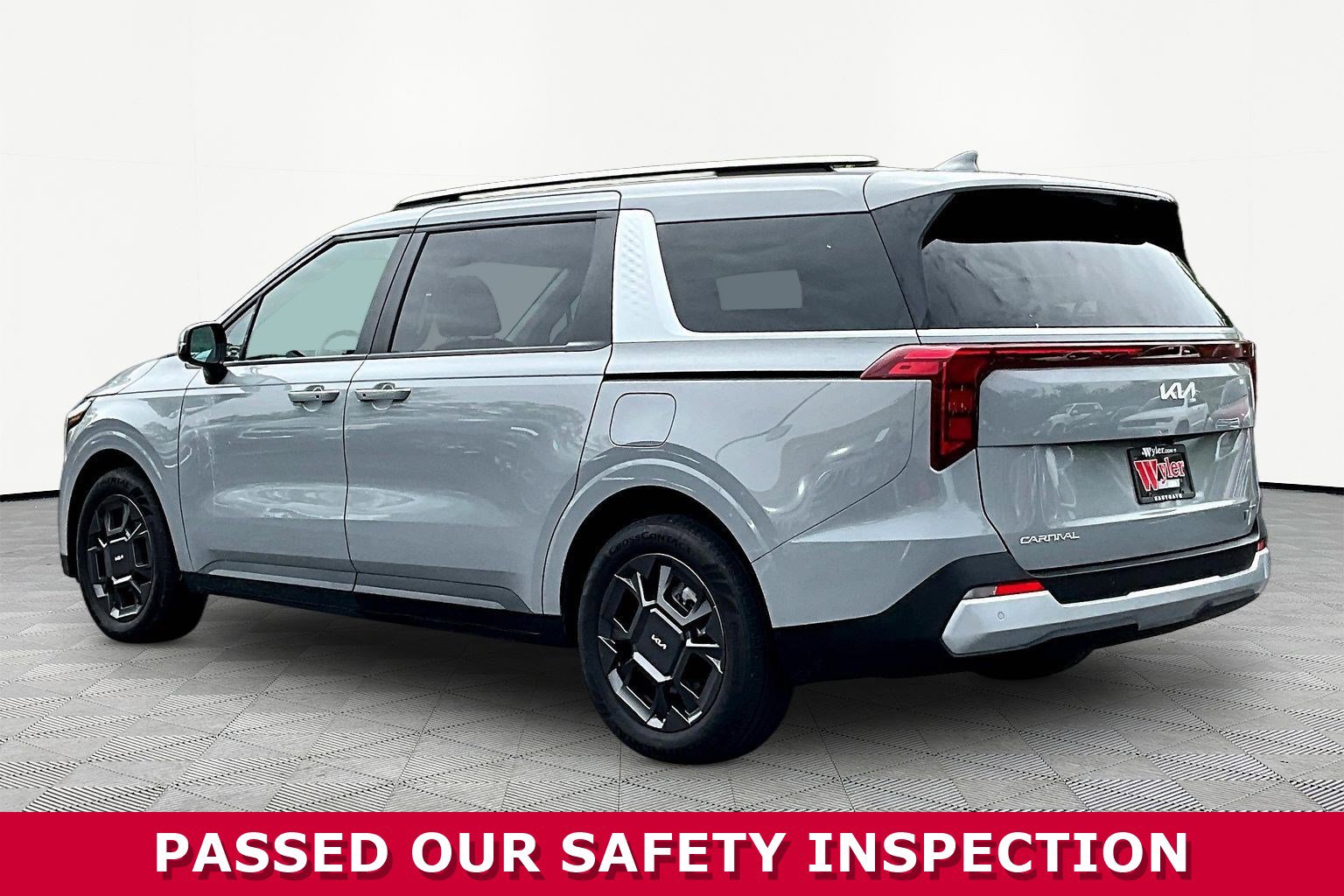 Certified 2025 Kia Carnival EX FWD image 4