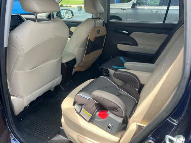 Used 2021 Toyota Highlander XLE FWD image 12