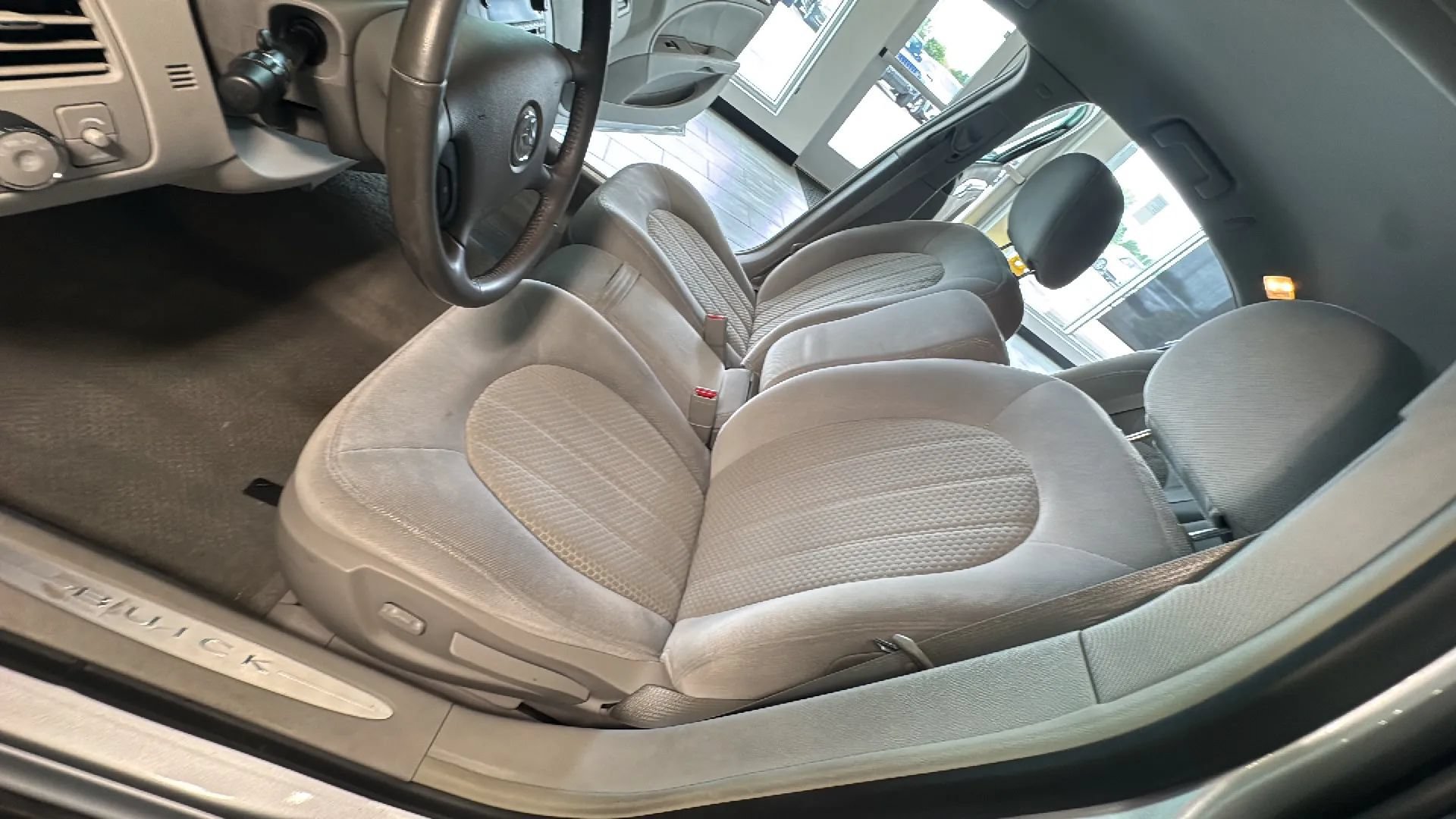 Used 2010 Buick Lucerne CX FWD image 27