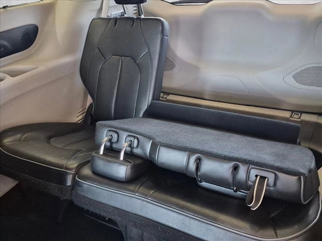 Used 2019 Chrysler Pacifica Limited FWD image 18
