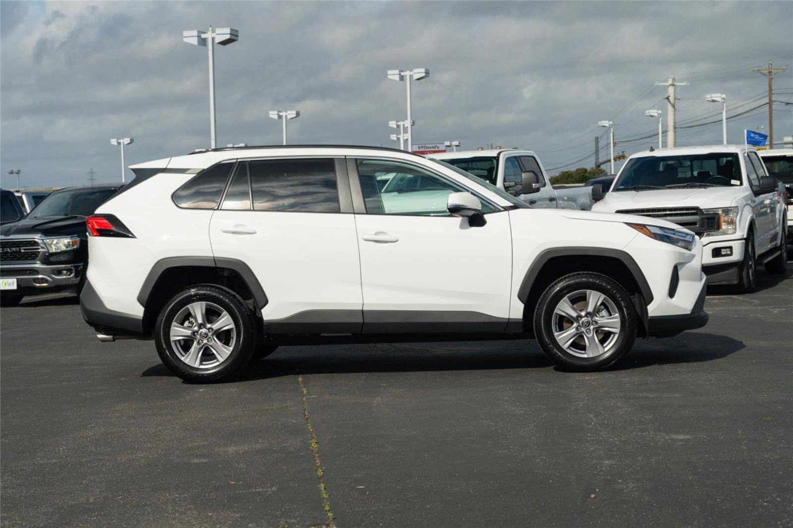 Used 2025 Toyota RAV4 XLE w/ Weather Package FWD image 4