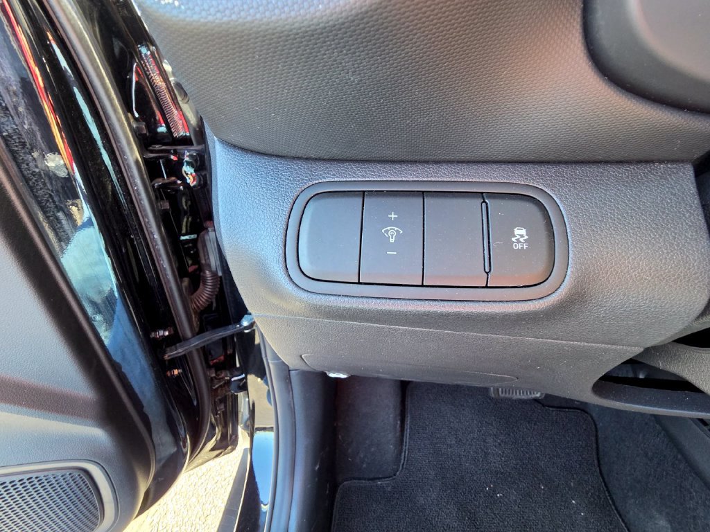 Used 2023 Hyundai Venue SEL FWD image 19