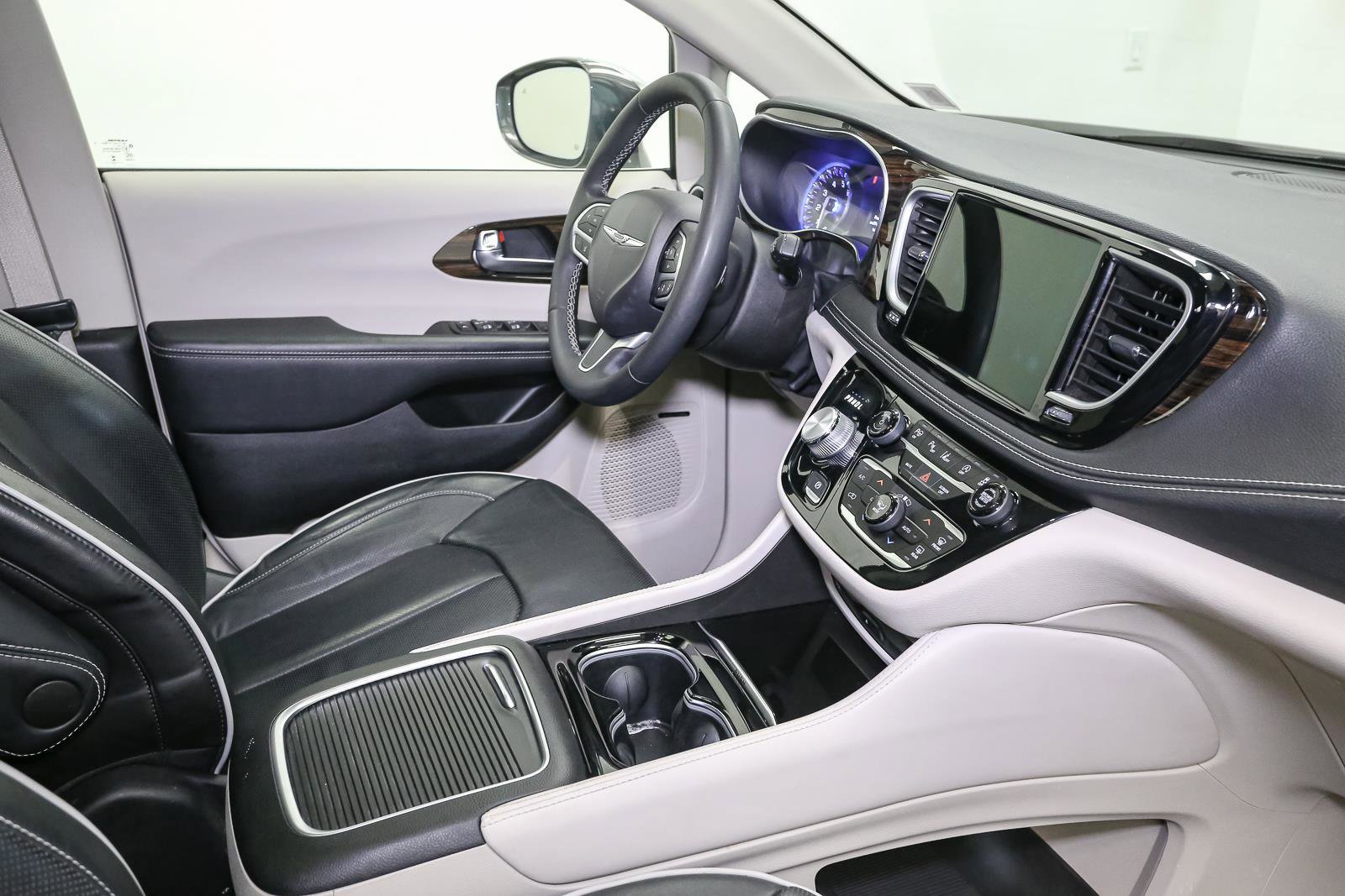 Used 2022 Chrysler Pacifica Limited w/ Uconnect Theater Family Group AWD/4WD image 23