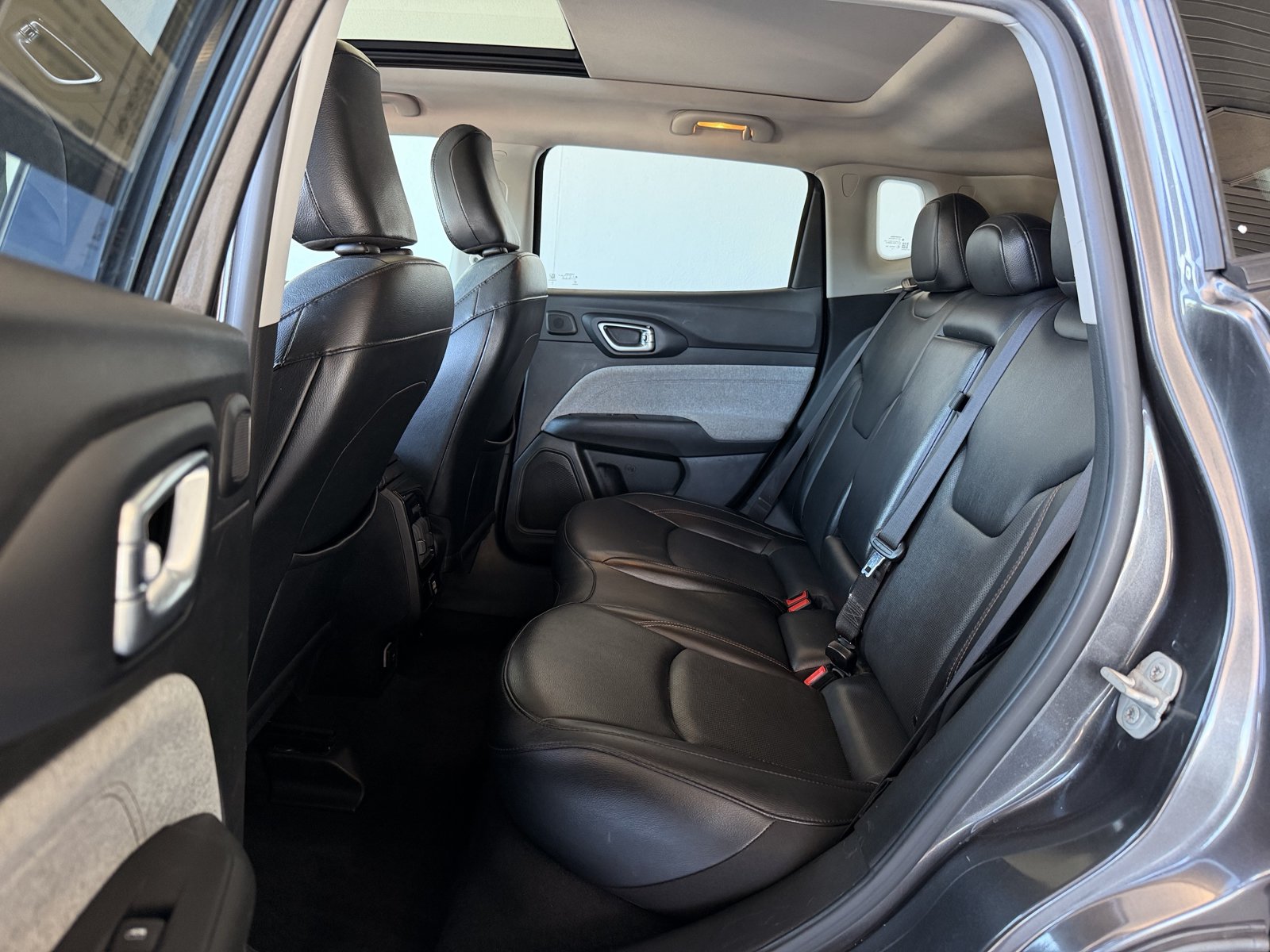 Used 2022 Jeep Compass Latitude w/ Sun and Sound Group AWD/4WD image 28