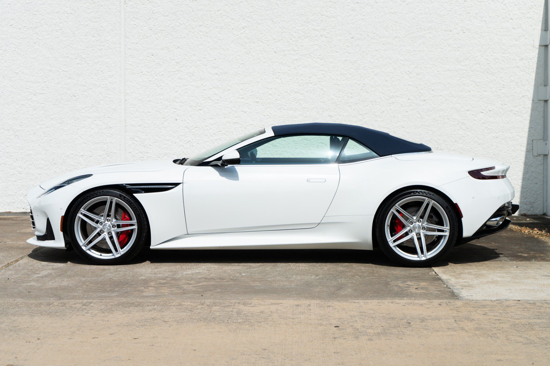 Used 2025 Aston Martin DB12 Convertible RWD image 3