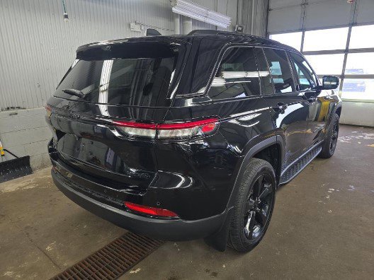 Used 2024 Jeep Grand Cherokee Limited w/ Luxury Tech Group II image 4