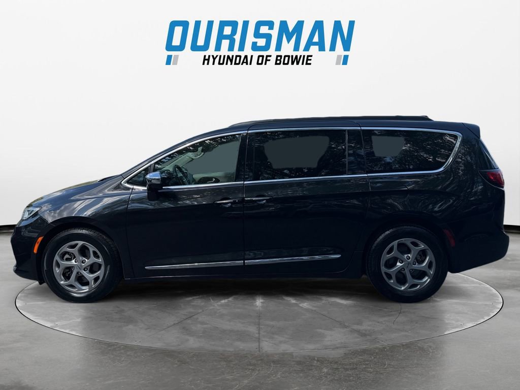 Used 2023 Chrysler Pacifica Limited image 3