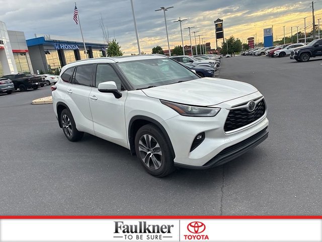 Certified 2021 Toyota Highlander XLE AWD/4WD image 3