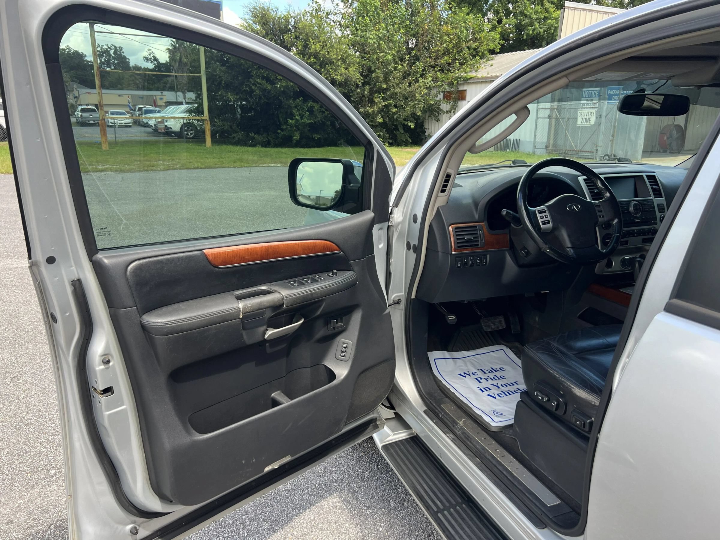 Used 2010 INFINITI QX56 4WD w/ Technology Pkg image 10