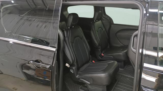 Used 2025 Chrysler Pacifica Select image 20