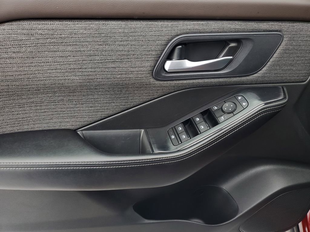 Used 2023 Nissan Rogue SV image 10