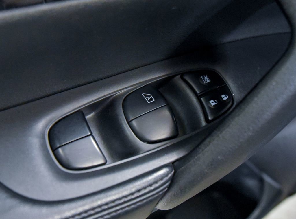 Used 2018 Nissan Rogue S image 15