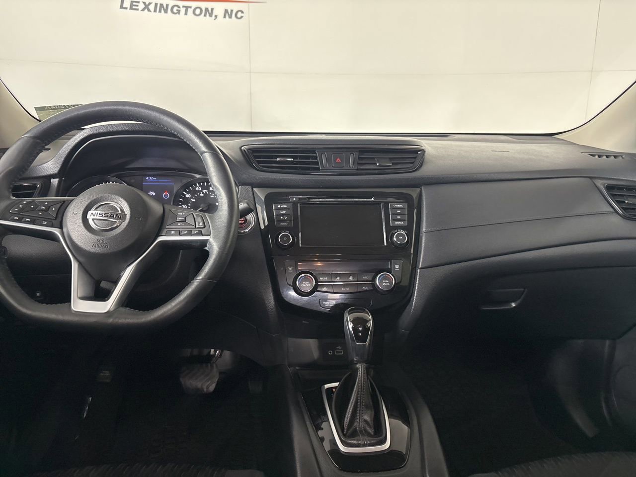 Used 2018 Nissan Rogue SV w/ Premium Package image 24