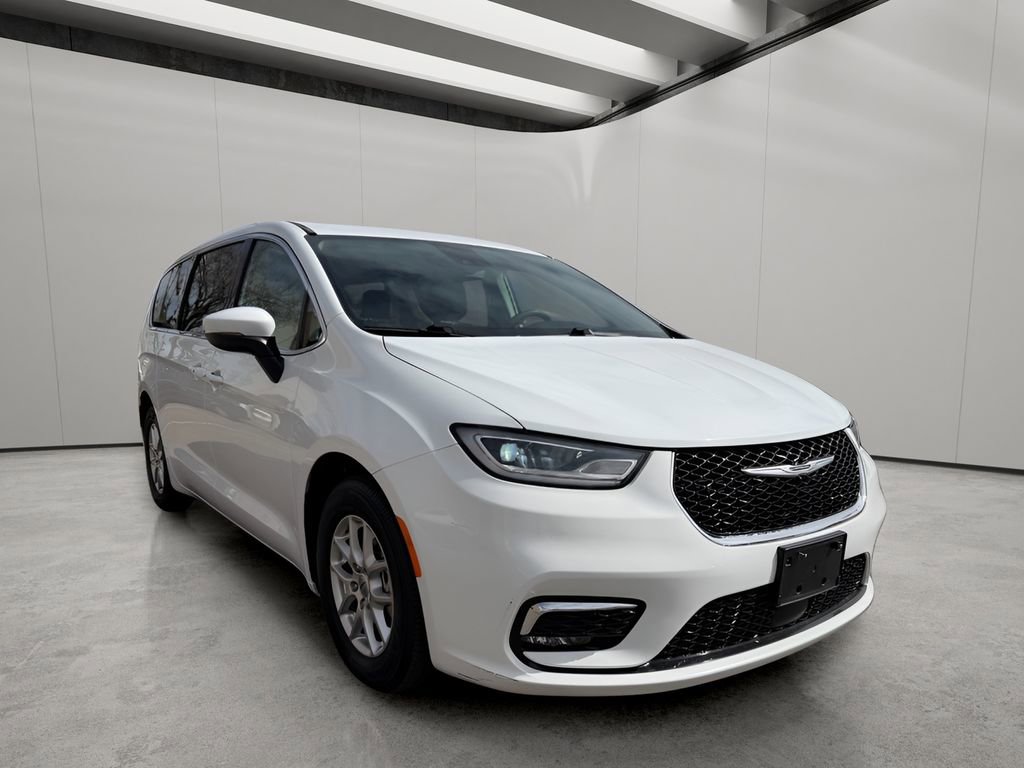 Used 2023 Chrysler Pacifica Touring-L image 8