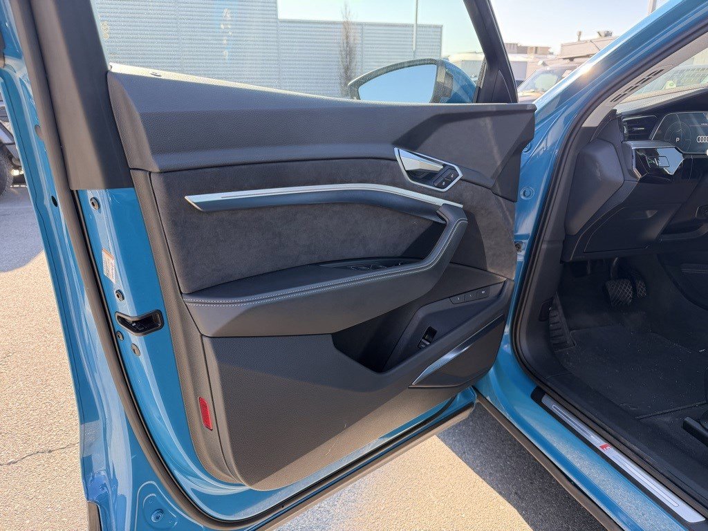 Used 2021 Audi e-tron Prestige w/ Prestige Package image 11