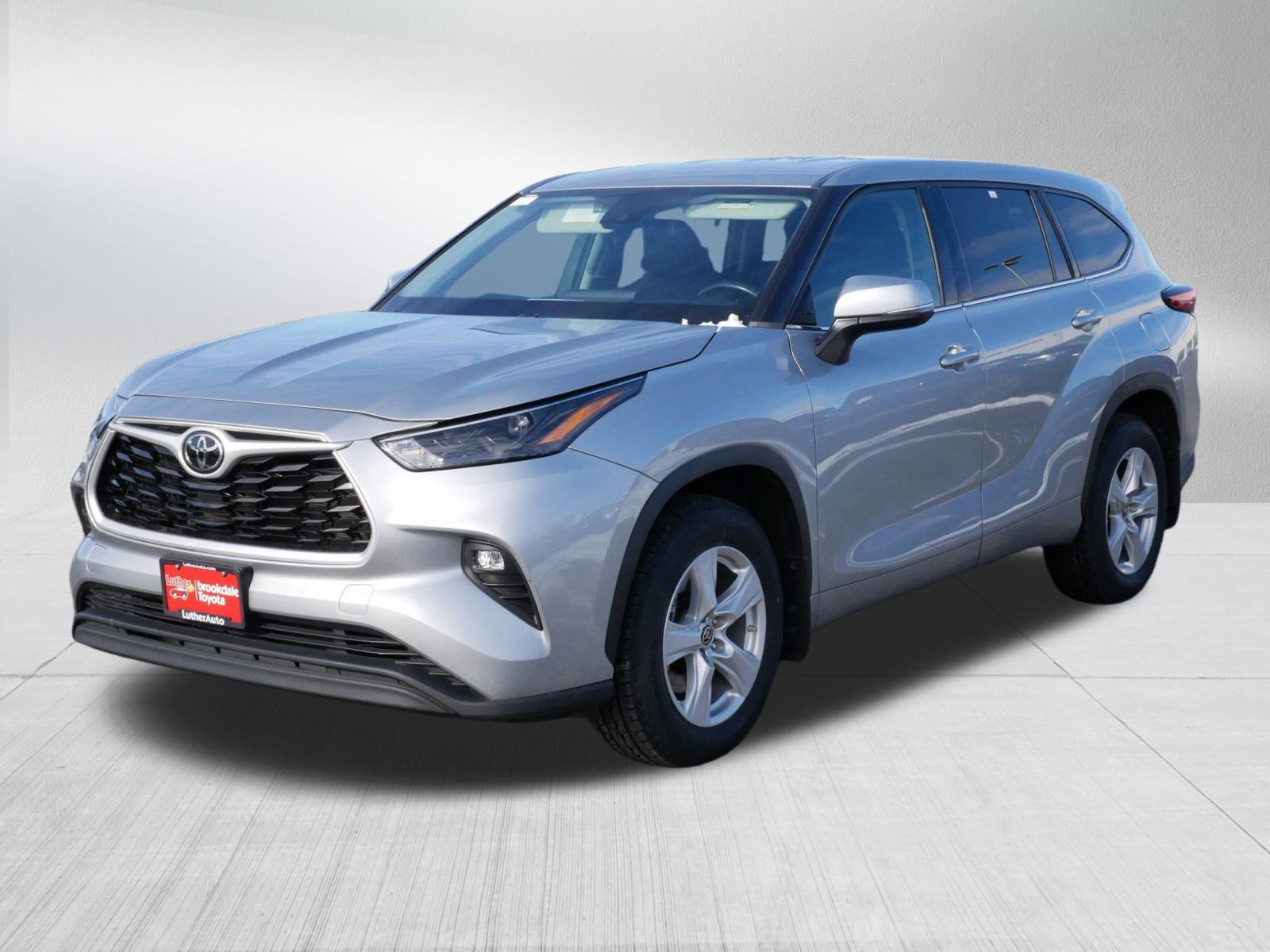 Used 2022 Toyota Highlander LE image 3