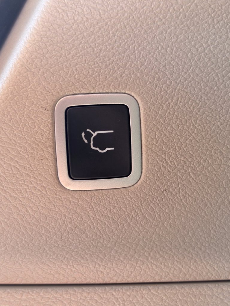Used 2023 Chrysler Pacifica Touring-L FWD image 31