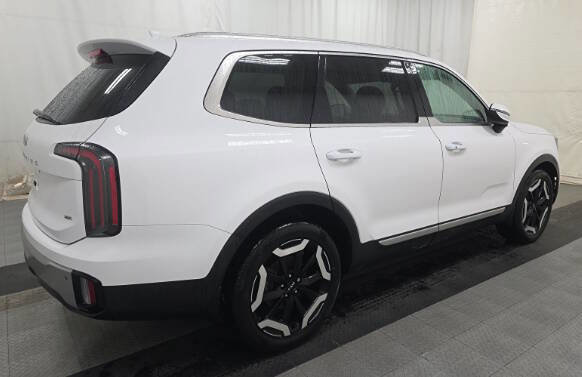 Used 2023 Kia Telluride EX image 2