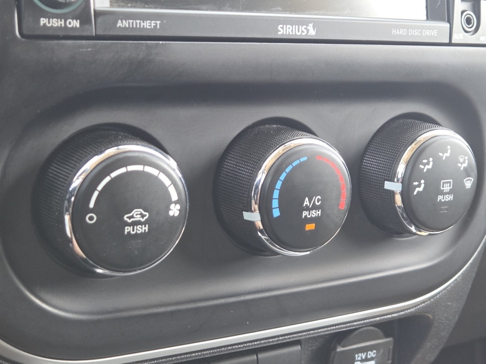 Used 2015 Jeep Compass Latitude FWD image 27