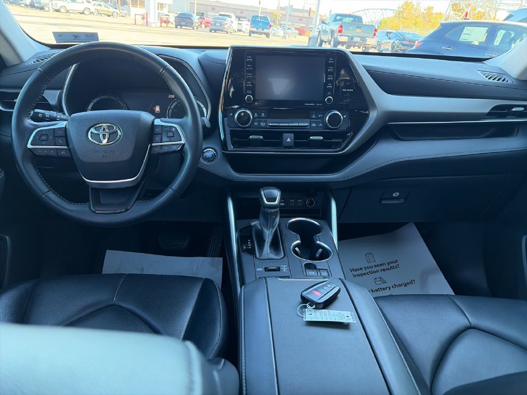 Used 2022 Toyota Highlander XLE AWD/4WD image 16