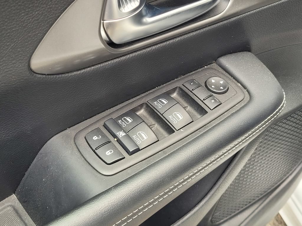 Used 2025 Chrysler Pacifica Select FWD image 16