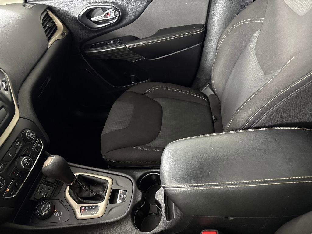 Used 2017 Jeep Cherokee Latitude w/ Comfort/Convenience Group image 17