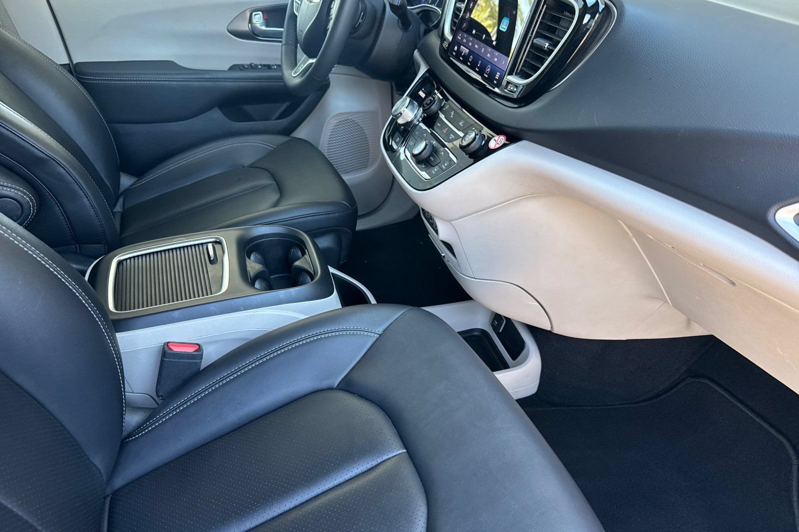 Used 2024 Chrysler Pacifica Touring-L FWD image 18