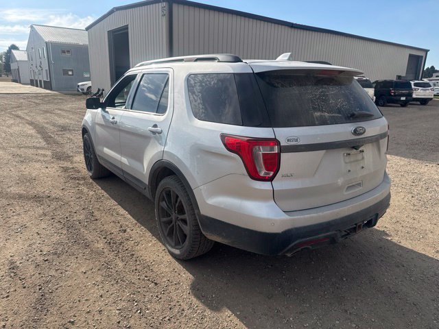 Used 2017 Ford Explorer XLT w/ Equipment Group 202A AWD/4WD image 9