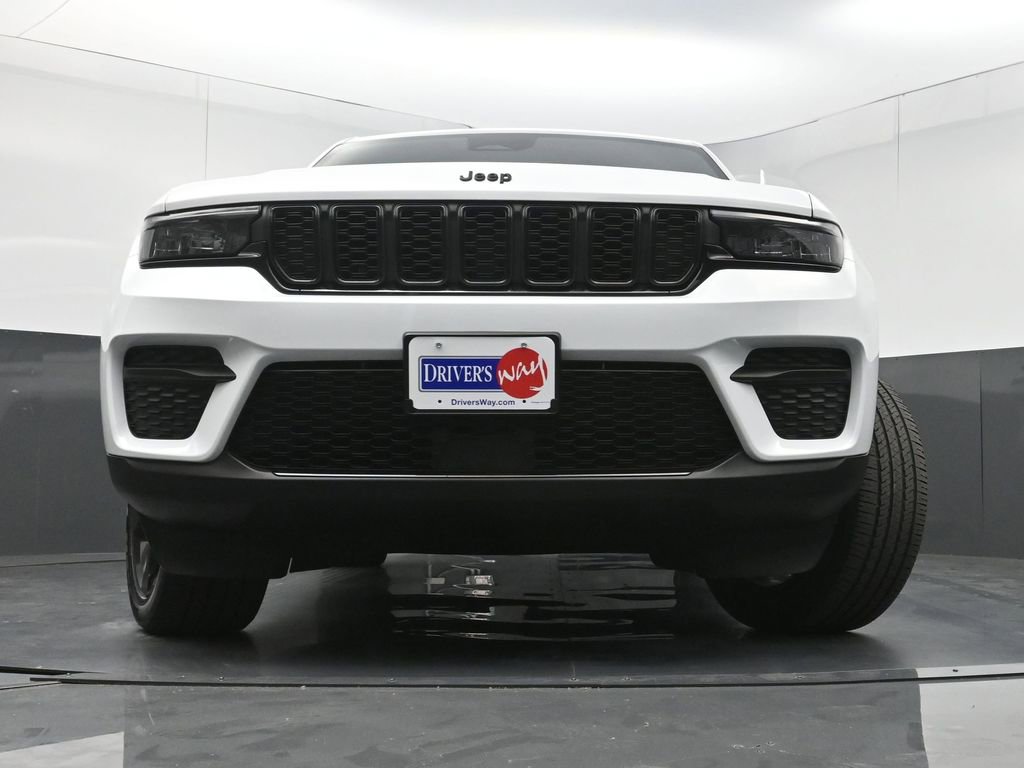 Used 2023 Jeep Grand Cherokee Altitude AWD/4WD image 28