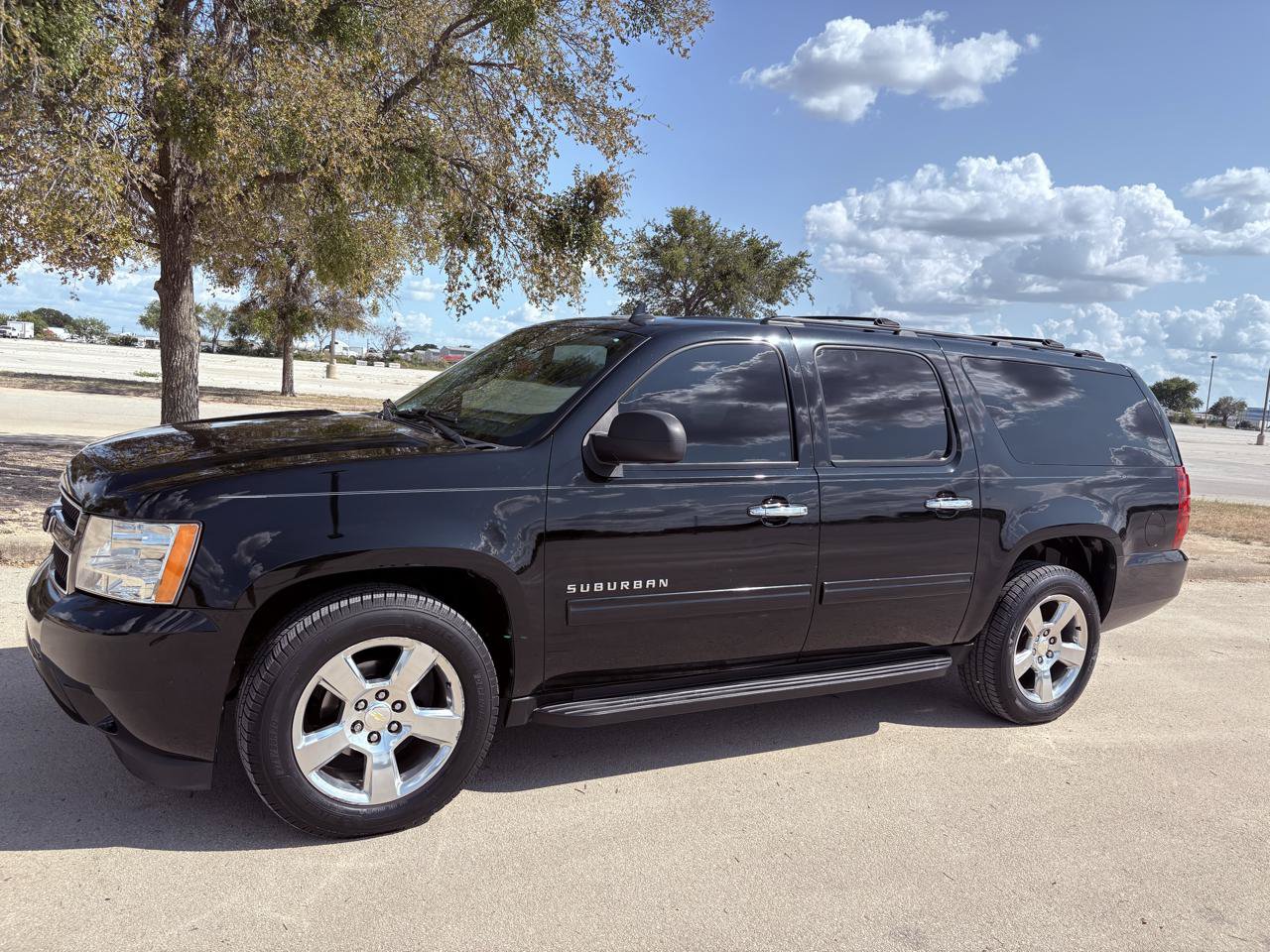 Used 2011 Chevrolet Suburban LS RWD image 2