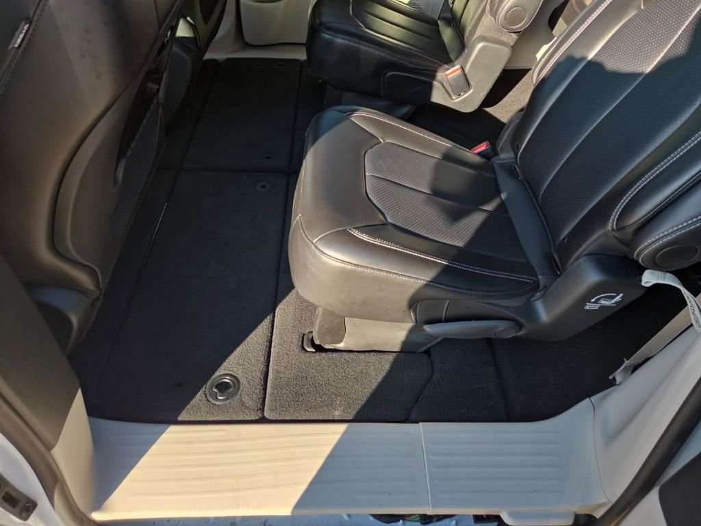 Used 2024 Chrysler Pacifica Touring-L image 13