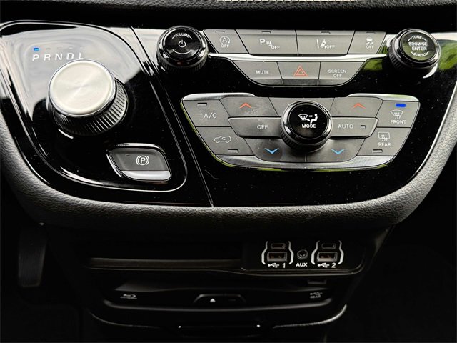Used 2021 Chrysler Pacifica Touring w/ Uconnect Theater Family Group image 8