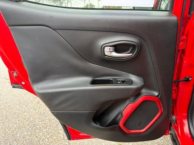 Used 2015 Jeep Renegade Trailhawk AWD/4WD image 13