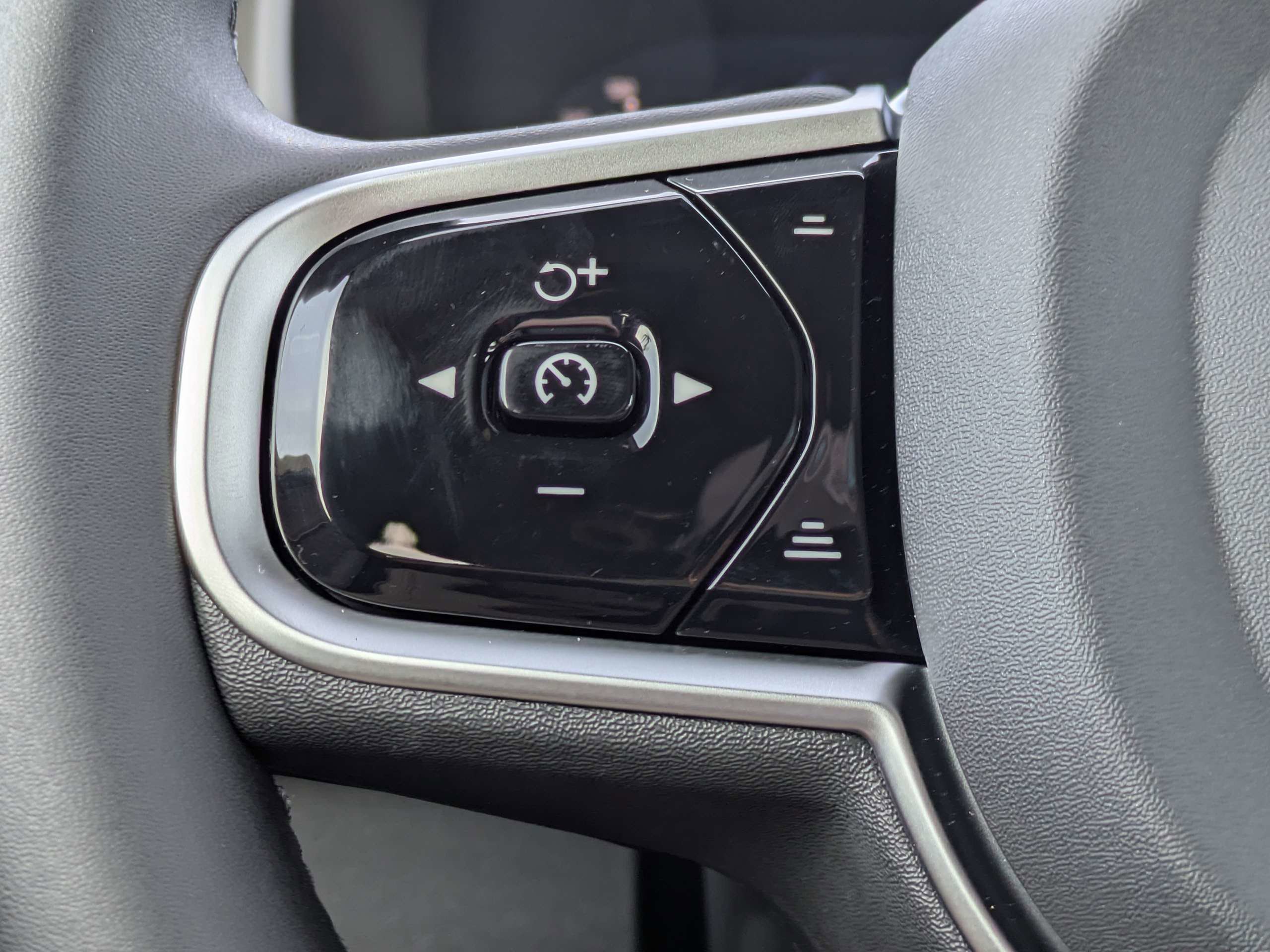 New 2026 Volvo XC90 B6 Plus w/ Protection Package Premier image 24