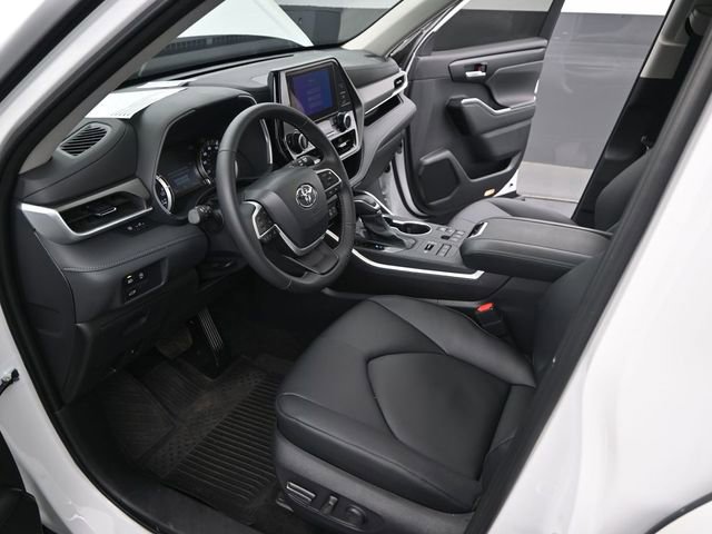 Used 2026 Toyota Highlander XLE image 6