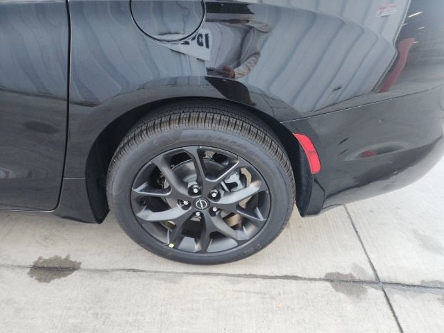 New 2026 Chrysler Pacifica Limited w/ S Appearance Package image 25