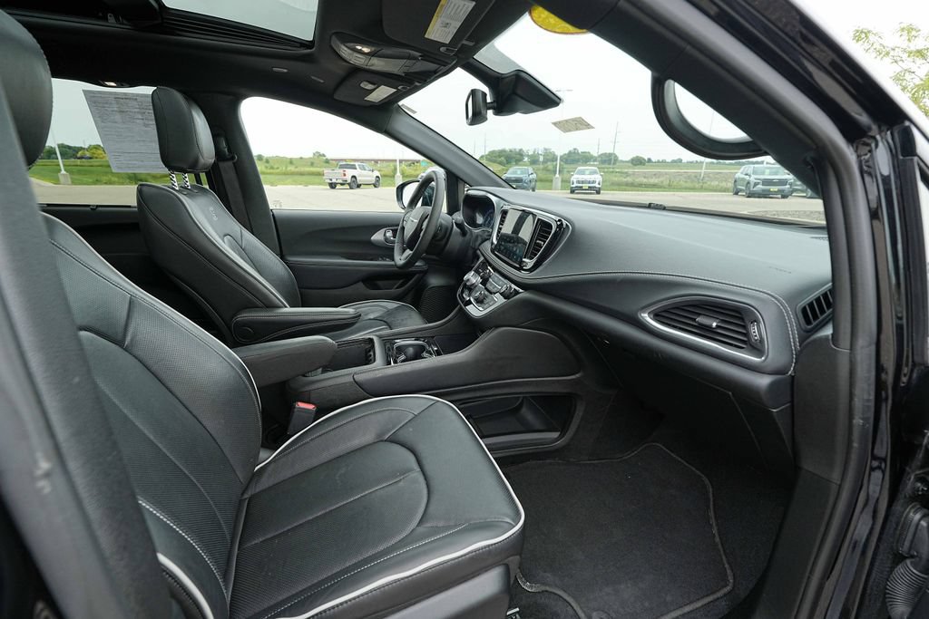 Used 2025 Chrysler Pacifica Limited FWD image 22