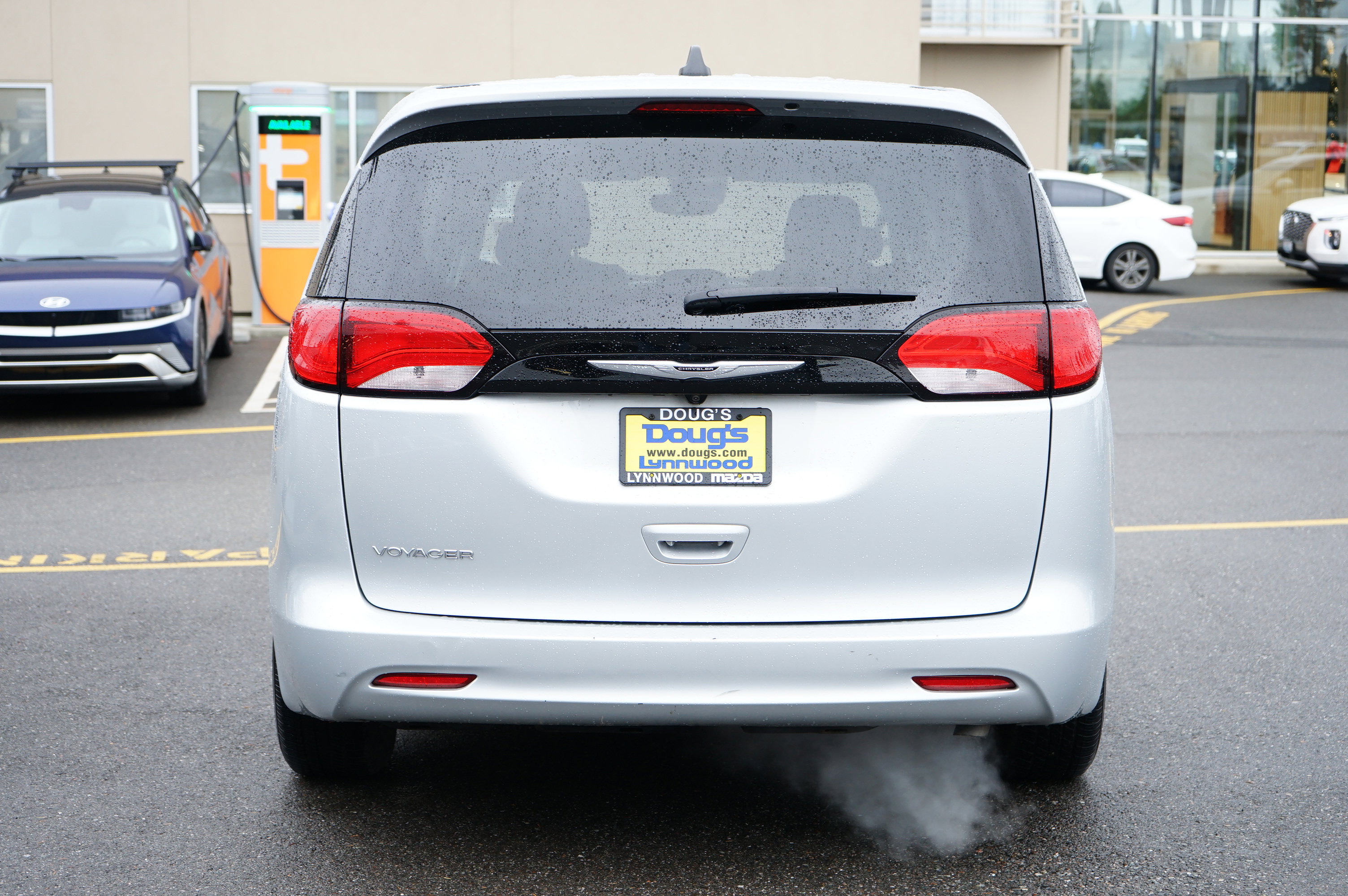 Used 2024 Chrysler Voyager LX image 5