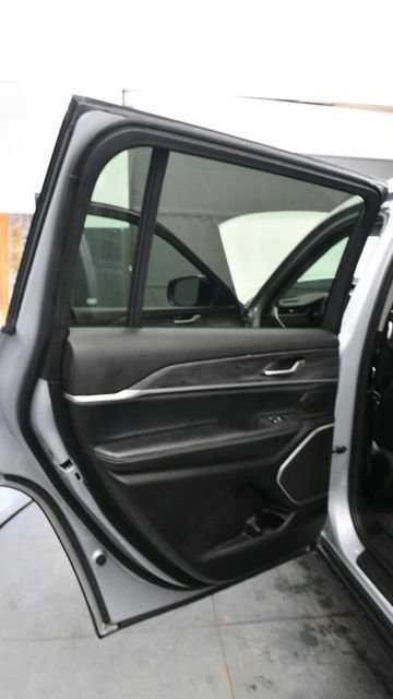 Used 2022 Jeep Grand Cherokee L Limited AWD/4WD image 11
