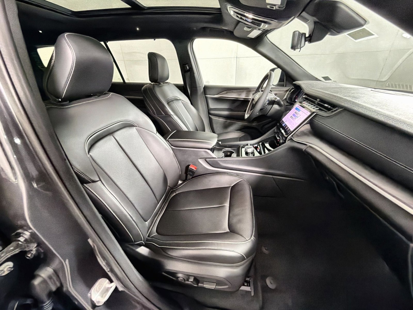 New 2025 Jeep Grand Cherokee L Limited w/ Luxury Tech Group II image 28