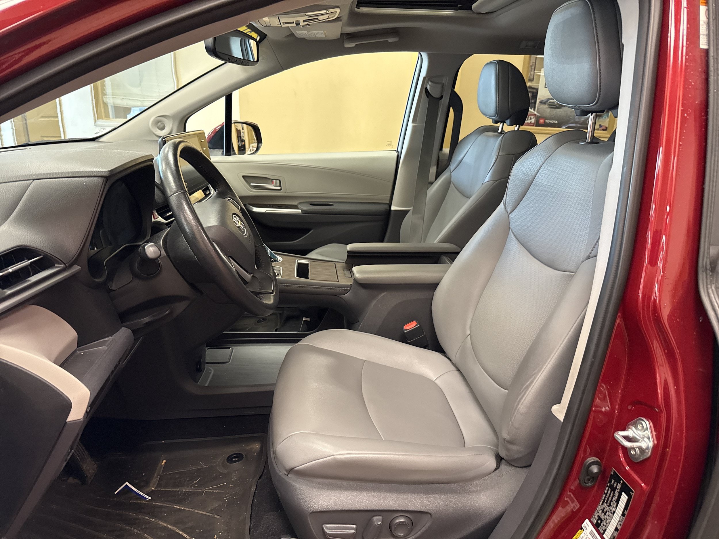 Used 2021 Toyota Sienna XLE w/ XLE Plus Package FWD image 8