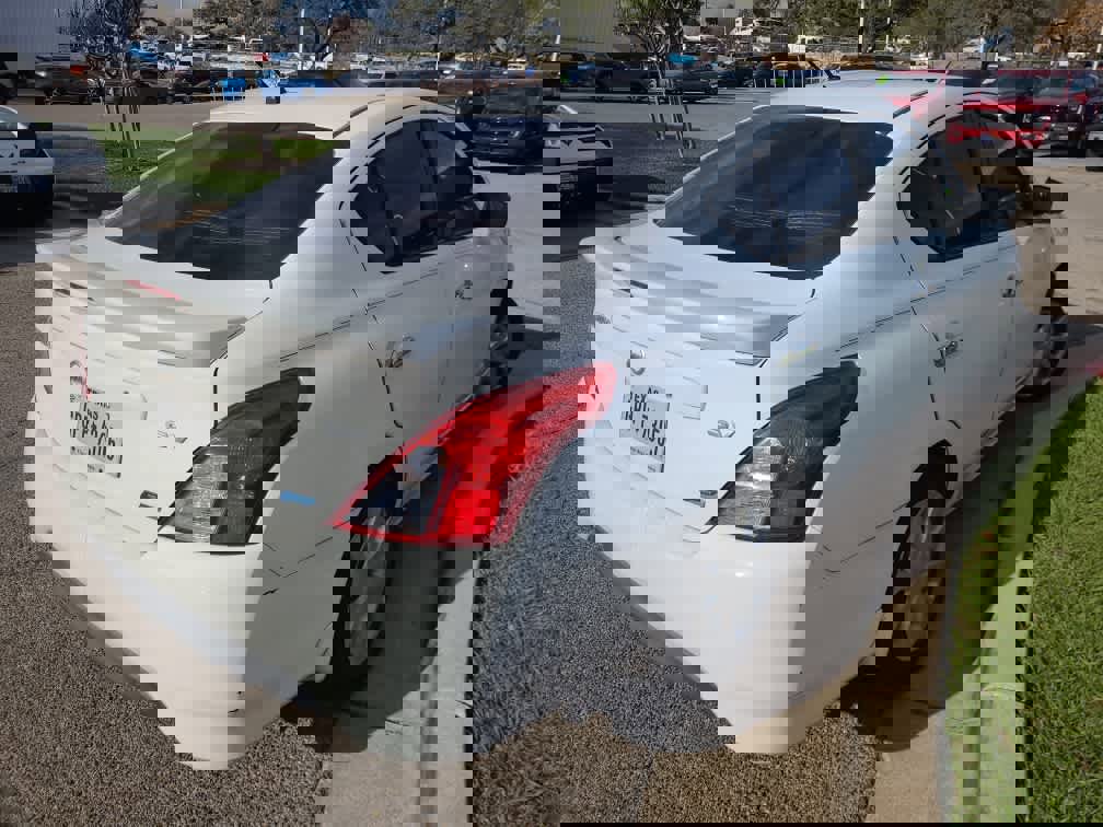 Used 2015 Nissan Versa SV image 2