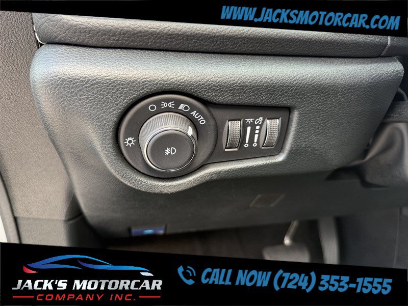 Used 2026 Chrysler Pacifica Limited FWD image 32