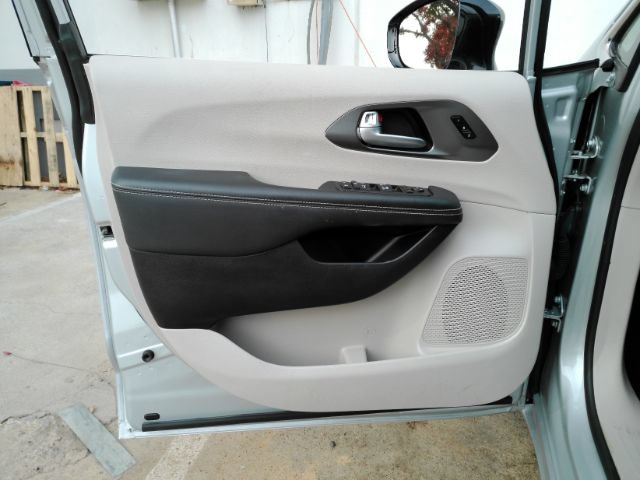 Used 2024 Chrysler Pacifica Touring-L FWD image 14