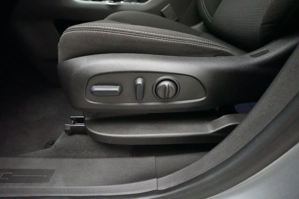 Used 2024 GMC Terrain SLE w/ Driver Convenience Package image 28