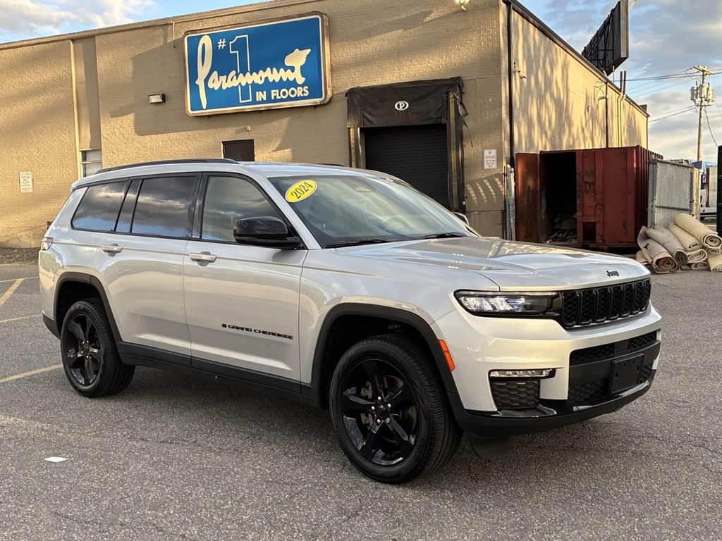 Used 2024 Jeep Grand Cherokee L Limited w/ Black Appearance Package AWD/4WD image 3