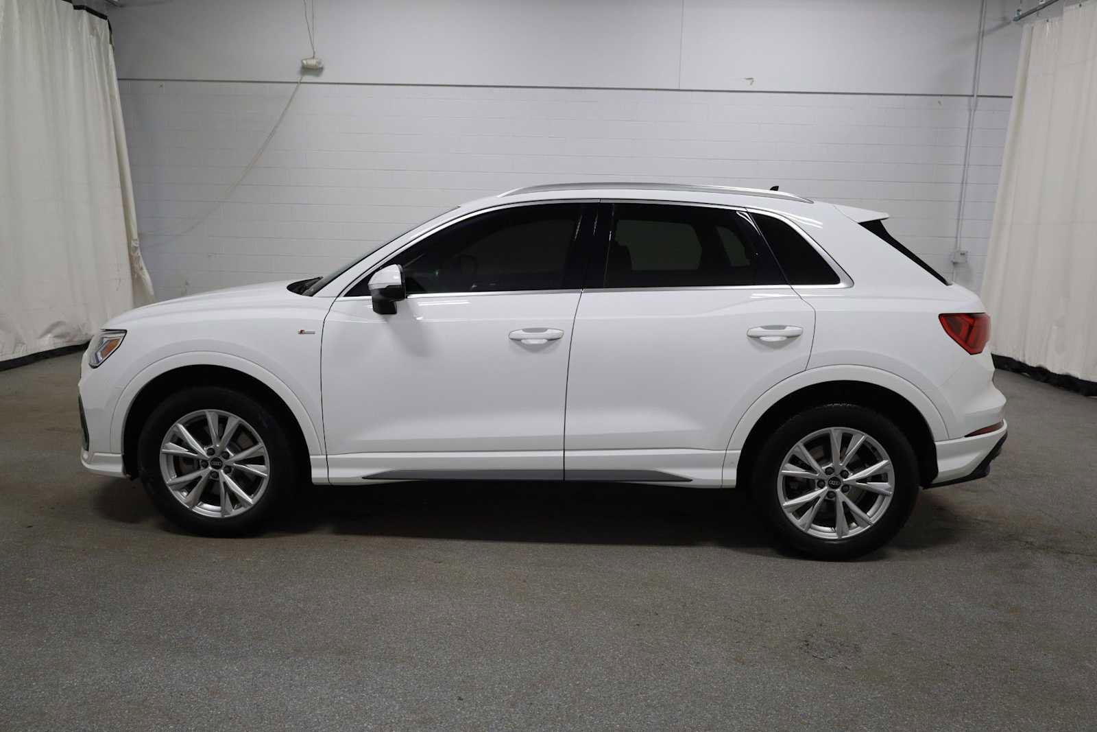 Used 2023 Audi Q3 2.0T Premium w/ Convenience Package image 2