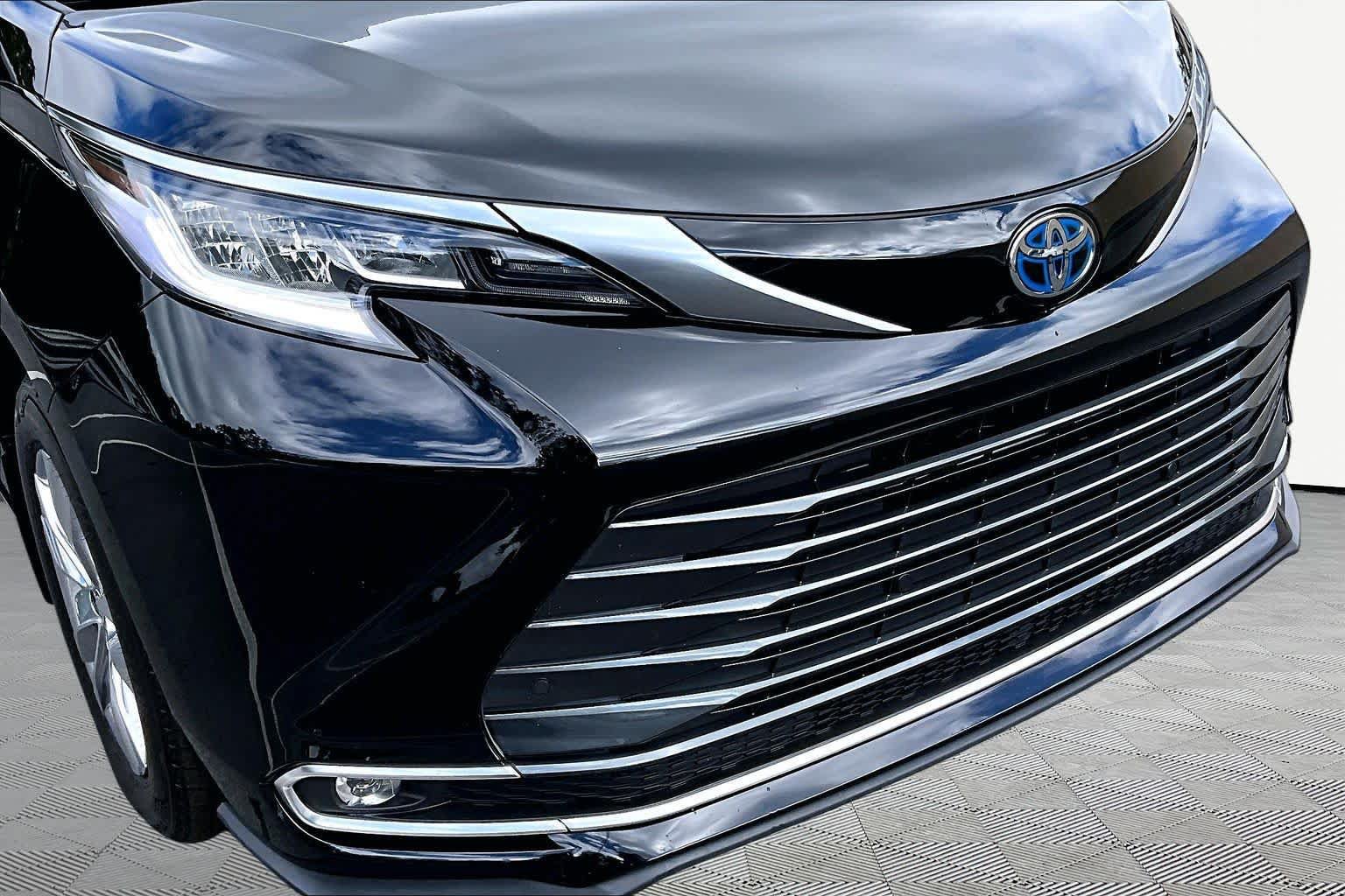Certified 2025 Toyota Sienna Limited FWD image 30